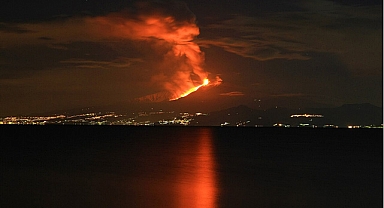 Etna Yanardağı yine patladı..Son Dakika..