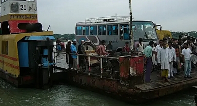 Bangladeş'te otobüs nehre düştü: 26 ölü