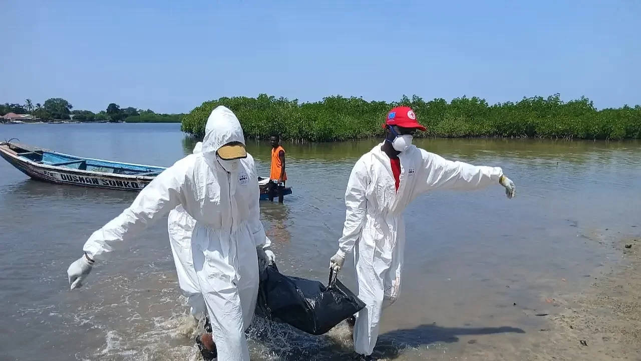 Gambiya açıklarında göçmen teknesi battı: 12 ölü
