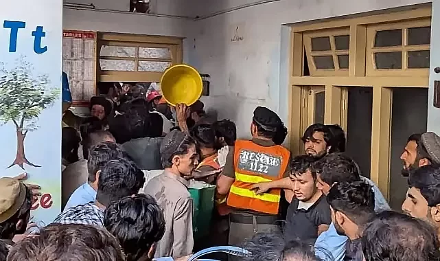 Pakistan'da okulun çatısı çöktü: 33 ölü