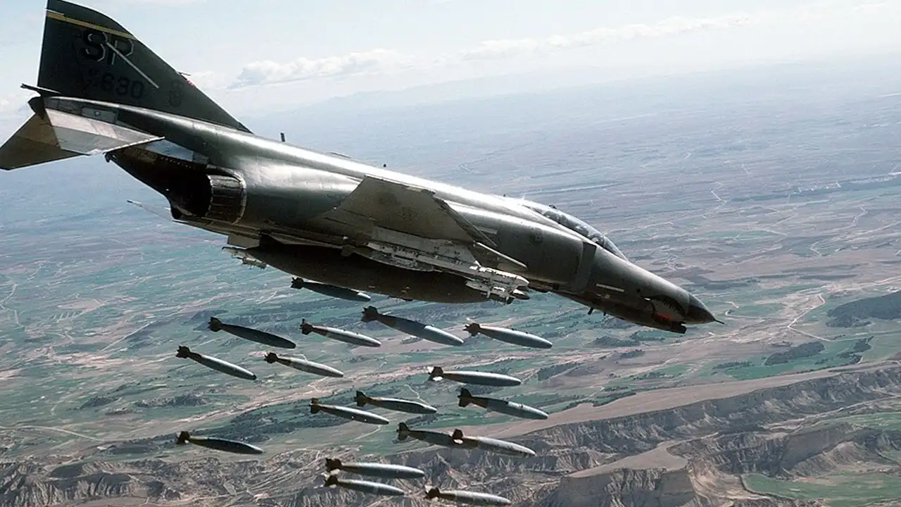Pakistan'dan Afganistan'a hava saldırıları