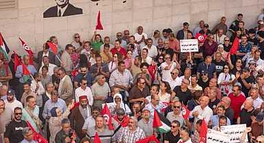 Tunuslular Cumhurbaşkanı Said'e karşı sokaklara döküldü